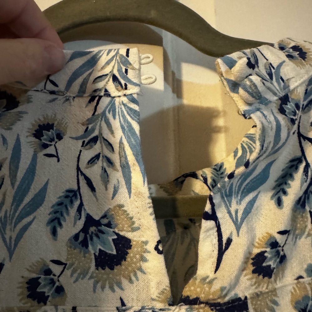 Universal Thread Blue and Tan Floral Top - Picture 4 of 4
